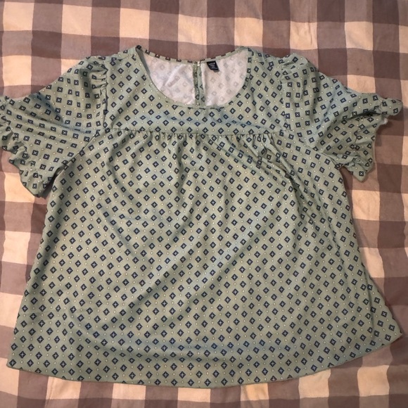 Chic Patterned Blouses - Set of Two - Picture 2 of 6